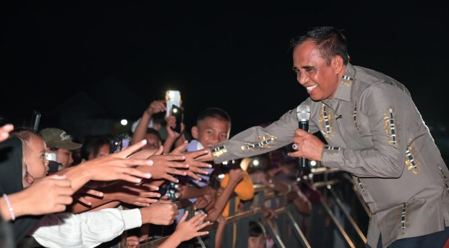 Gubernur Sulawesi Tengah Anwar Hafid menyapa warga saat menghadiri Pesta Rakyat HUT ke-81 RI di Parigi Moutong, Senin malam (17/8/2026). Foto: Istimewa