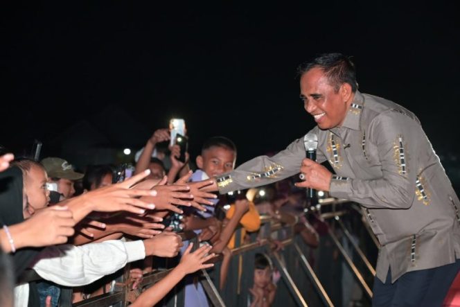 
 Gubernur Sulawesi Tengah Anwar Hafid menyapa warga saat menghadiri Pesta Rakyat HUT ke-81 RI di Parigi Moutong, Senin malam (17/8/2026). Foto: Istimewa