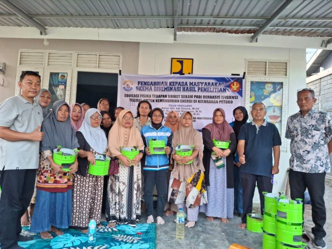 
 Dosen Untad Melatih Warga Petobo Mengolah Sekam Menjadi Briket