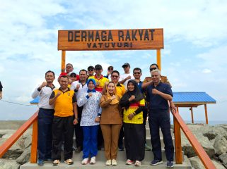 Menanam Pohon di Pesisir Palu, Imelda Mengajak Berbagai Pihak Berkolaborasi. Foto: Pemkot Palu 