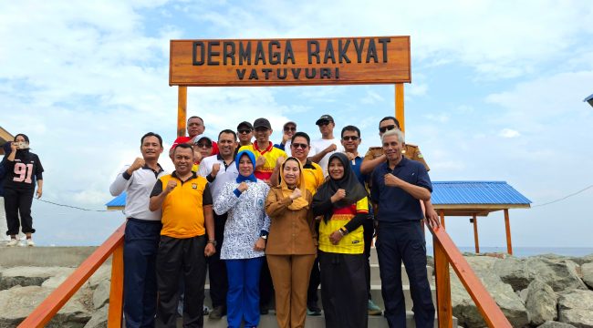 Menanam Pohon di Pesisir Palu, Imelda Mengajak Berbagai Pihak Berkolaborasi. Foto: Pemkot Palu 