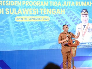 Gubernur Sulawesi Tengah Anwar Hafid menyampaikan arahan dalam Rapat Koordinasi Percepatan Program Tiga Juta Rumah di Palu, Senin (28/9/2026). Foto: Pemprov Sulteng