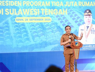 Gubernur Sulawesi Tengah Anwar Hafid menyampaikan arahan dalam Rapat Koordinasi Percepatan Program Tiga Juta Rumah di Palu, Senin (28/9/2026). Foto: Pemprov Sulteng