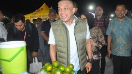 Wali Kota Palu meninjau salah satu lapak UMKM dalam kegiatan Night Market HUT ke-48 Kota Palu di Jalan Moh. Yamin, Jumat (25/9/2026). Foto: Imron/Pemkot Palu
