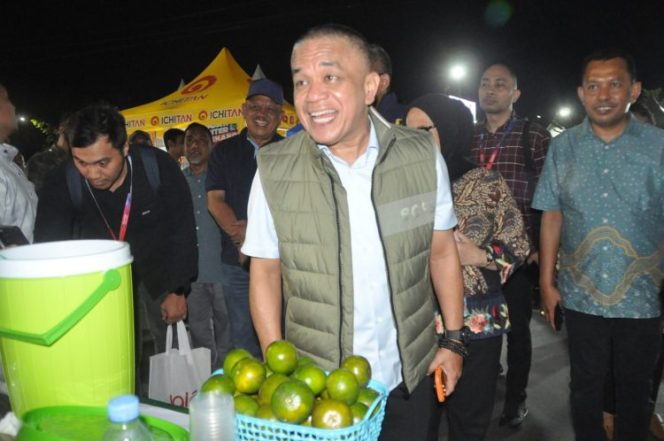 
 Wali Kota Palu meninjau salah satu lapak UMKM dalam kegiatan Night Market HUT ke-48 Kota Palu di Jalan Moh. Yamin, Jumat (25/9/2026). Foto: Imron/Pemkot Palu