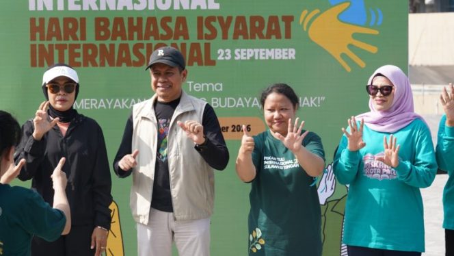 
 Peserta Kampanye Bahasa Isyarat dan Budaya Tuli memperagakan bahasa isyarat dalam rangka memperingati Pekan Tuli Internasional dan Hari Bahasa Isyarat di Kota Palu. Foto: Jufri/Pemkot Palu