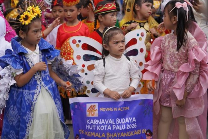 
 Anak-anak mengenakan beragam busana dalam Karnaval Budaya untuk memeriahkan HUT ke-48 Kota Palu 2026. Foto: Iwan/Pemkot Palu