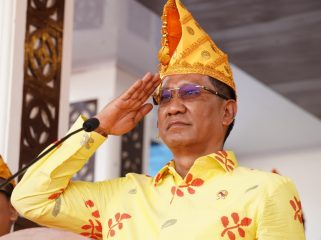 Menteri Hukum Supratman Andi Agtas memberi hormat saat memimpin upacara peringatan HUT ke-48 Kota Palu, Minggu (27/9/2026). Foto: Jufri/Pemkot Palu