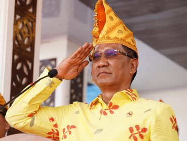 Menteri Hukum Supratman Andi Agtas memberi hormat saat memimpin upacara peringatan HUT ke-48 Kota Palu, Minggu (27/9/2026). Foto: Jufri/Pemkot Palu