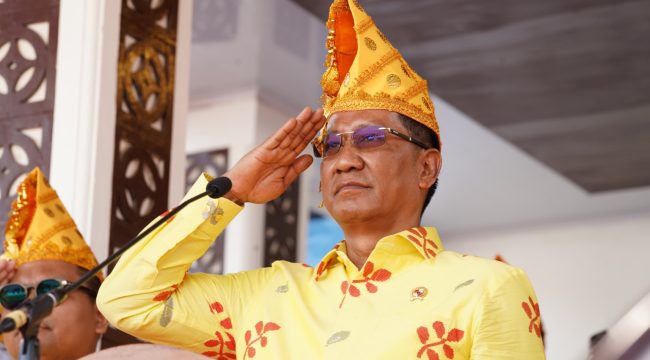 Menteri Hukum Supratman Andi Agtas memberi hormat saat memimpin upacara peringatan HUT ke-48 Kota Palu, Minggu (27/9/2026). Foto: Jufri/Pemkot Palu