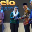 Penyerahan penghargaan kepada perwakilan Pemerintah Kota Palu pada Malam Penganugerahan Bago Nggabelo 2026 di Palu, Jumat (25/9/2026). Foto: Iwan/Pemkot Palu
