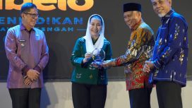 Penyerahan penghargaan kepada perwakilan Pemerintah Kota Palu pada Malam Penganugerahan Bago Nggabelo 2026 di Palu, Jumat (25/9/2026). Foto: Iwan/Pemkot Palu