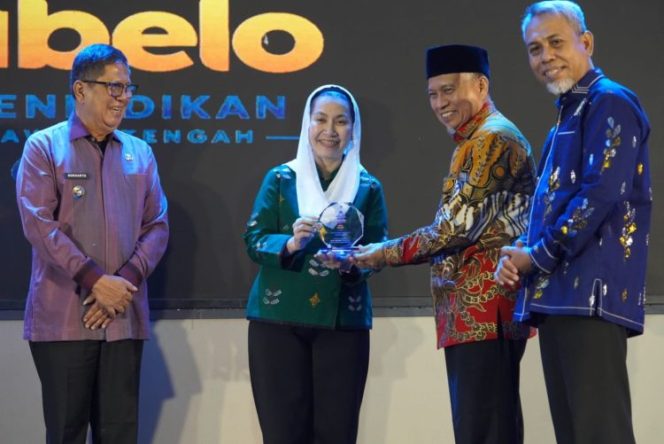 
 Penyerahan penghargaan kepada perwakilan Pemerintah Kota Palu pada Malam Penganugerahan Bago Nggabelo 2026 di Palu, Jumat (25/9/2026). Foto: Iwan/Pemkot Palu