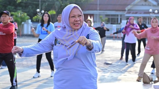 
 Wakil Gubernur Sulawesi Tengah Reny A. Lamadjido mengikuti kegiatan olahraga bersama dalam peringatan Haornas ke-43 di Lapangan Pogombo, Kantor Gubernur Sulteng, Minggu (27/9/2026). Foto: Pemprov Sulteng