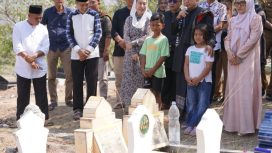 Wali Kota Palu bersama jajaran Pemerintah Kota Palu saat berziarah dan mengenang korban bencana 28 September 2018 di salah satu lokasi terdampak di Kota Palu, Senin (28/9/2026). Foto: Pemkot Palu
