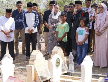 Wali Kota Palu bersama jajaran Pemerintah Kota Palu saat berziarah dan mengenang korban bencana 28 September 2018 di salah satu lokasi terdampak di Kota Palu, Senin (28/9/2026). Foto: Pemkot Palu