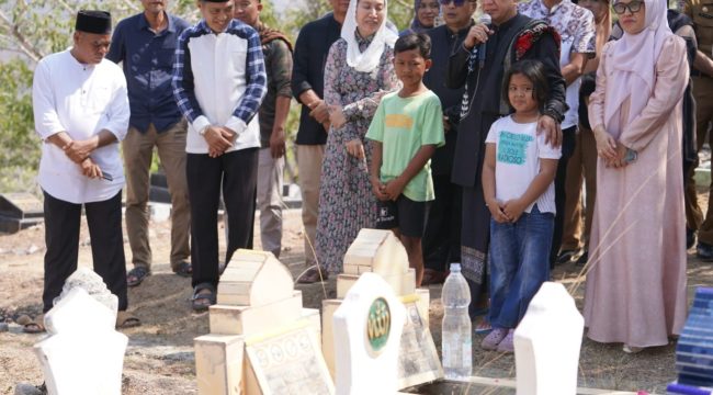 Wali Kota Palu bersama jajaran Pemerintah Kota Palu saat berziarah dan mengenang korban bencana 28 September 2018 di salah satu lokasi terdampak di Kota Palu, Senin (28/9/2026). Foto: Pemkot Palu