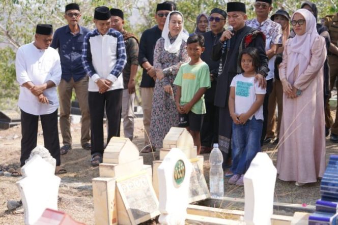 
 Wali Kota Palu bersama jajaran Pemerintah Kota Palu saat berziarah dan mengenang korban bencana 28 September 2018 di salah satu lokasi terdampak di Kota Palu, Senin (28/9/2026). Foto: Pemkot Palu