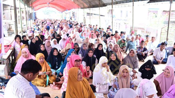 
 Dialog dengan Warga Wombo Kalonggo, Anwar Hafid Serahkan 1.500 Paket Sembako