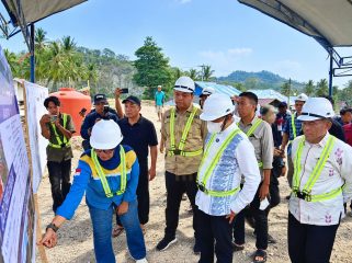Gubernur Sulawesi Tengah Anwar Hafid meninjau pembangunan Jembatan Wombo Kalonggo, Minggu (4/10/2026). 