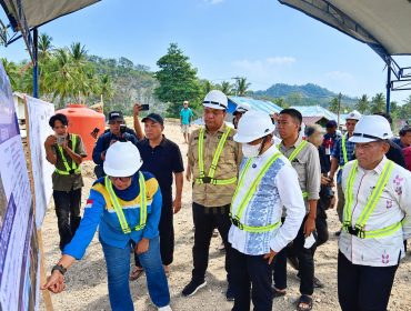 Gubernur Sulawesi Tengah Anwar Hafid meninjau pembangunan Jembatan Wombo Kalonggo, Minggu (4/10/2026).