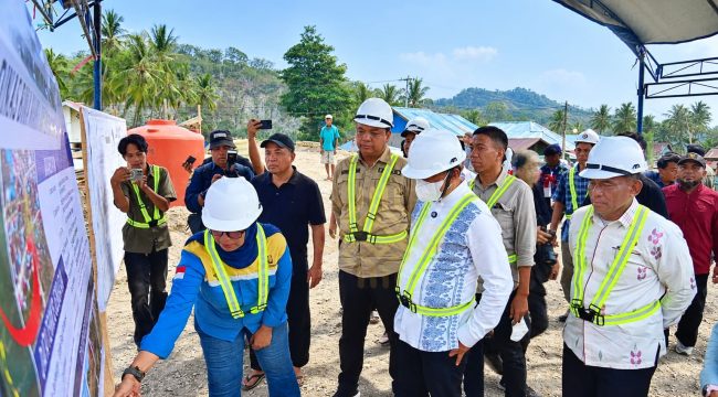 Gubernur Sulawesi Tengah Anwar Hafid meninjau pembangunan Jembatan Wombo Kalonggo, Minggu (4/10/2026). 