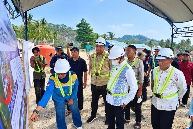 
 Gubernur Sulawesi Tengah Anwar Hafid meninjau pembangunan Jembatan Wombo Kalonggo, Minggu (4/10/2026). 