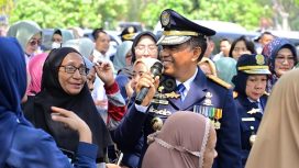 Gubernur Sulawesi Tengah Anwar Hafid berbincang dengan warga setelah mengikuti peringatan Hari Perhubungan Nasional ke-55 di Banggai, Rabu (30/9/2026). Foto: Pemprov Sulteng