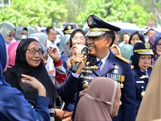Gubernur Sulawesi Tengah Anwar Hafid berbincang dengan warga setelah mengikuti peringatan Hari Perhubungan Nasional ke-55 di Banggai, Rabu (30/9/2026). Foto: Pemprov Sulteng