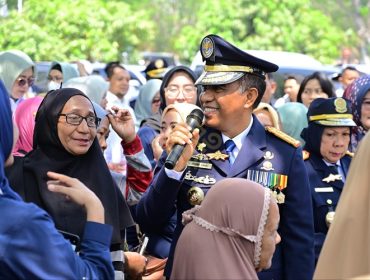 Gubernur Sulawesi Tengah Anwar Hafid berbincang dengan warga setelah mengikuti peringatan Hari Perhubungan Nasional ke-55 di Banggai, Rabu (30/9/2026). Foto: Pemprov Sulteng