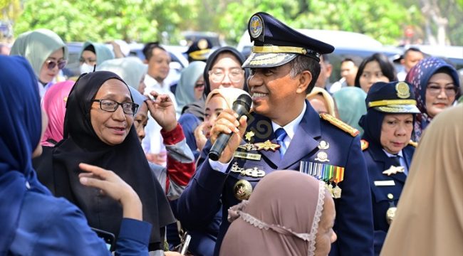 Gubernur Sulawesi Tengah Anwar Hafid berbincang dengan warga setelah mengikuti peringatan Hari Perhubungan Nasional ke-55 di Banggai, Rabu (30/9/2026). Foto: Pemprov Sulteng