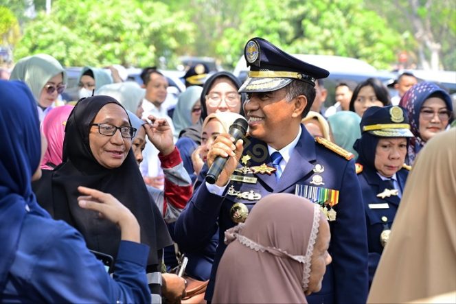 
 Gubernur Sulawesi Tengah Anwar Hafid berbincang dengan warga setelah mengikuti peringatan Hari Perhubungan Nasional ke-55 di Banggai, Rabu (30/9/2026). Foto: Pemprov Sulteng