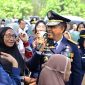 Gubernur Sulawesi Tengah Anwar Hafid berbincang dengan warga saat peringatan Harhubnas 2026