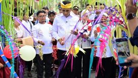 Gubernur Sulawesi Tengah Anwar Hafid bersama sejumlah pejabat saat peresmian Jembatan Berani di Desa Masungkang, Kecamatan Batui Selatan, Kabupaten Banggai, Rabu (30/9/2026). Foto: Pemprov Sulteng