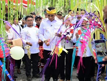 Gubernur Sulawesi Tengah Anwar Hafid bersama sejumlah pejabat saat peresmian Jembatan Berani di Desa Masungkang, Kecamatan Batui Selatan, Kabupaten Banggai, Rabu (30/9/2026). Foto: Pemprov Sulteng