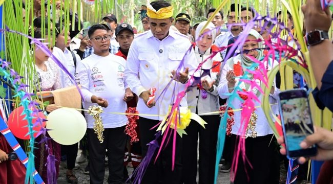 Gubernur Sulawesi Tengah Anwar Hafid bersama sejumlah pejabat saat peresmian Jembatan Berani di Desa Masungkang, Kecamatan Batui Selatan, Kabupaten Banggai, Rabu (30/9/2026). Foto: Pemprov Sulteng