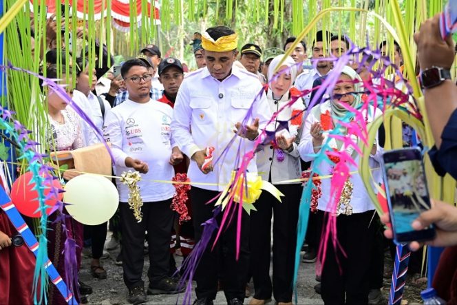 
 Gubernur Sulawesi Tengah Anwar Hafid bersama sejumlah pejabat saat peresmian Jembatan Berani di Desa Masungkang, Kecamatan Batui Selatan, Kabupaten Banggai, Rabu (30/9/2026). Foto: Pemprov Sulteng
